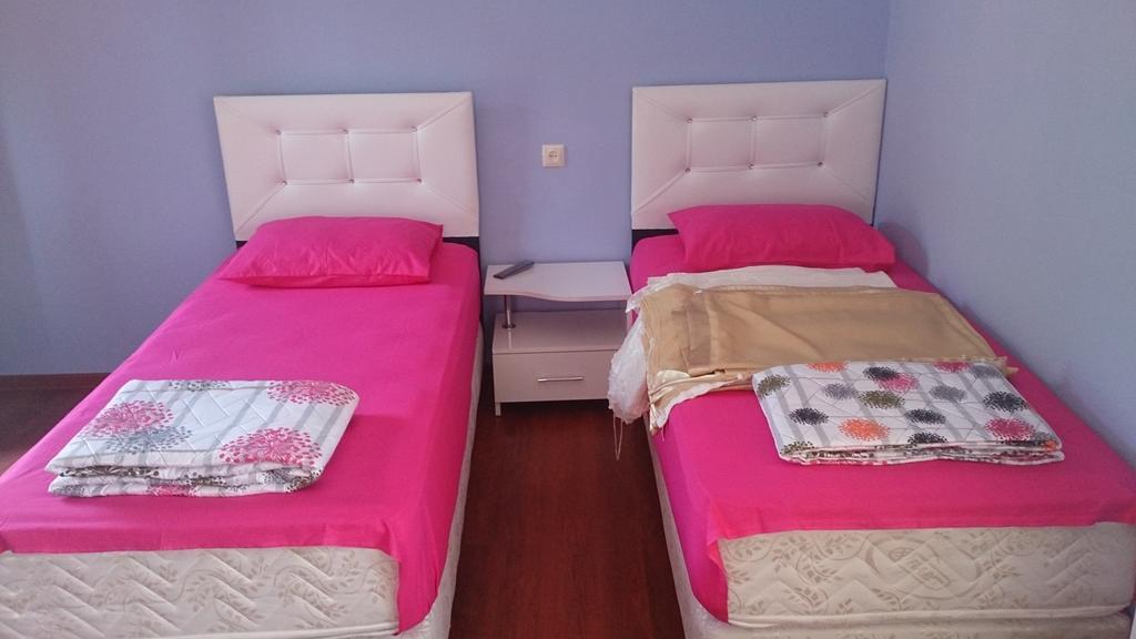 Twins Hotel Gonio Bilik gambar