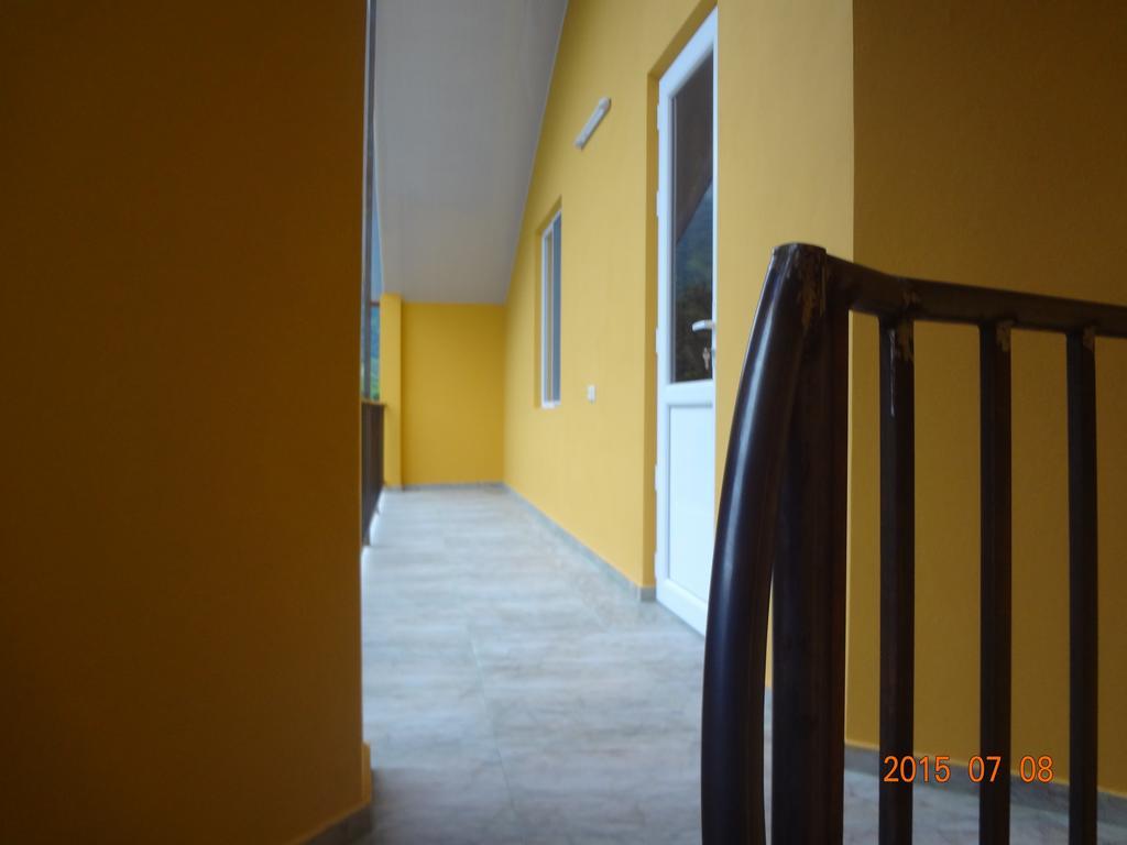 Twins Hotel Gonio Bilik gambar